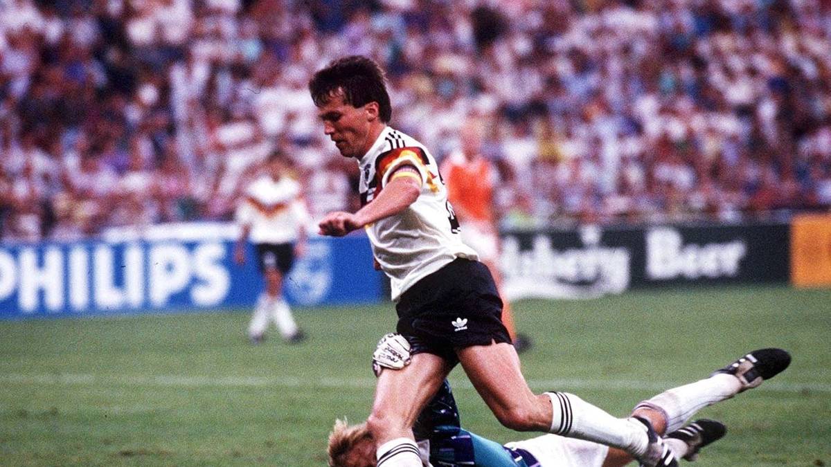 1990: LOTHAR MATTHÄUS (Deutschland/Inter Mailand): Deutschland wird bei der WM in Italien Weltmeister, angeführt von Kapitän Lothar Matthäus. Der Ex-Bayer spielt das beste Turnier seines Lebens