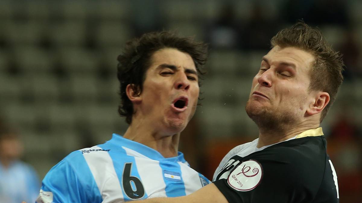 Auch Mimi Kraus (r.) versucht seinen Gegenspieler mit allen Mitteln zu stoppen...