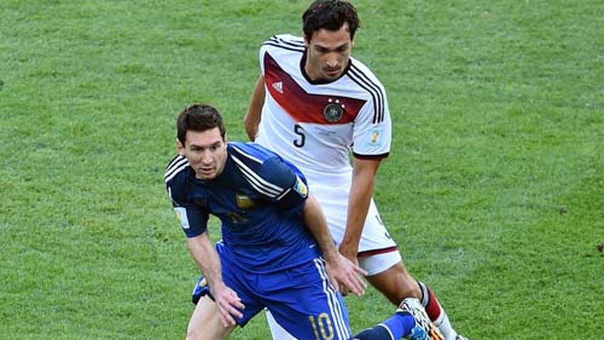 MATS HUMMELS: Nicht ganz so souverän wie bei seinen vorherigen WM-Auftritten. Hatte vor allem mit Lionel Messi seine liebe Müh und Not. Steigerte sich nach der Pause. Böser Stellungfehler in der Nachspielzeit, der aber von Rodrigo Palacio nicht bestraft wurde, SPORT1-Note: 2
                  
                  
                  