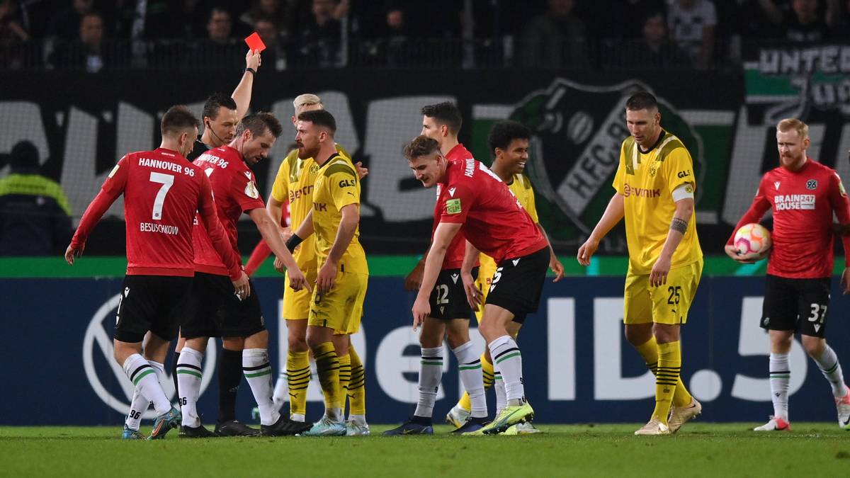 Der BVB zittert sich beim Zweitligisten Hannover 96 in die nächste Pokalrunde. Matchwinner Gregor Kobel macht seinen Fehler wieder gut.