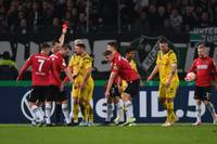 Der BVB zittert sich beim Zweitligisten Hannover 96 in die nächste Pokalrunde. Matchwinner Gregor Kobel macht seinen Fehler wieder gut.