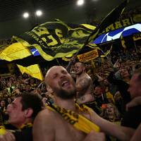 Spieler und Fans von Borussia Dortmund erlebten nach dem Einzug ins Champions-League-Finale eine wilde Partynacht.