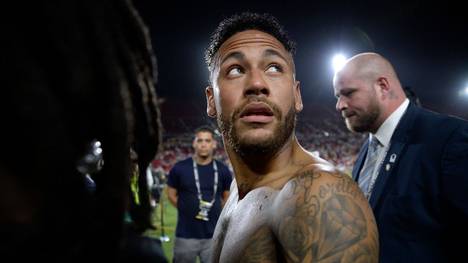 LOS ANGELES, CALIFORNIA - SEPTEMBER 10: Neymar Jr. #10 of Brazil leaves the field after the 2019 International Champions Cup match against Peru on September 10, 2019 in Los Angeles, California. (Photo by Kevork Djansezian/Getty Images)