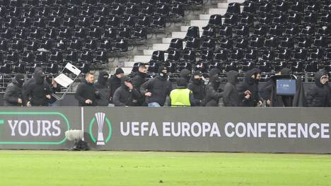 Eintracht-Fans versuchen den Gästeblock zu stürmen
