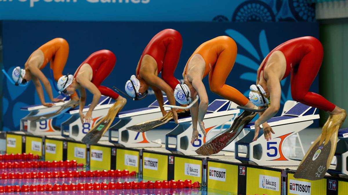FLOSSENSCHWIMMEN: Dies ist als Leistungssport die schnellste Möglichkeit, sich aus eigener Kraft im Wasser fortzubewegen. Dabei werden Flossen zur Fortbewegung verwendet. Mit Hilfe einer sogenannten Monoflosse, eine große Flosse in der beide Füße fixiert sind, werden delfinähnliche Bewegungen ausgeführt