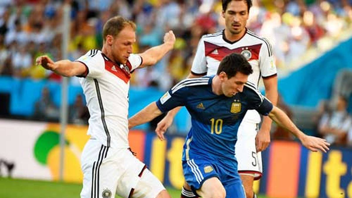 Deswegen nehmen es die Deutschen meistens zu zweit mit Messi auf
                  
