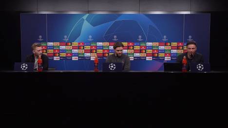 Die Leitung der Elite-Schiedsrichter hat die Kritik von Marco Reus nach der Niederlage gegen die Bayern zurückgewiesen. Auf Nachfrage unterbricht der BVB-Pressesprecher Marco Reus während seiner Aussage.