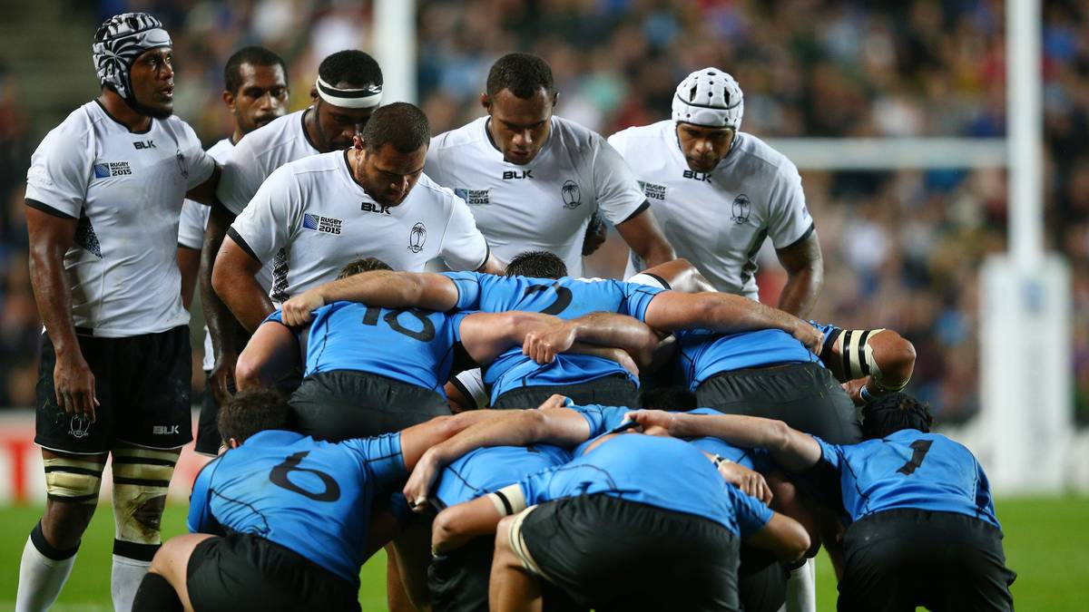 Im zweiten Spiel des Abends zwischen Fidschi und Uruguay in Milton Keynes geht es ebenfalls heiß zur Sache