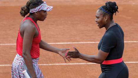 Venus (l.) und Serena Williams starten in Paris auch im Doppel