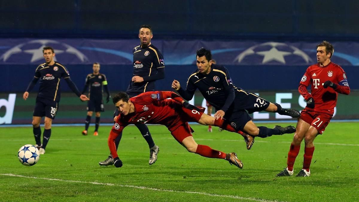 Per Hechtkopfball wuchtet Robert Lewandowski den Ball in die Dinamo-Maschen (61.)