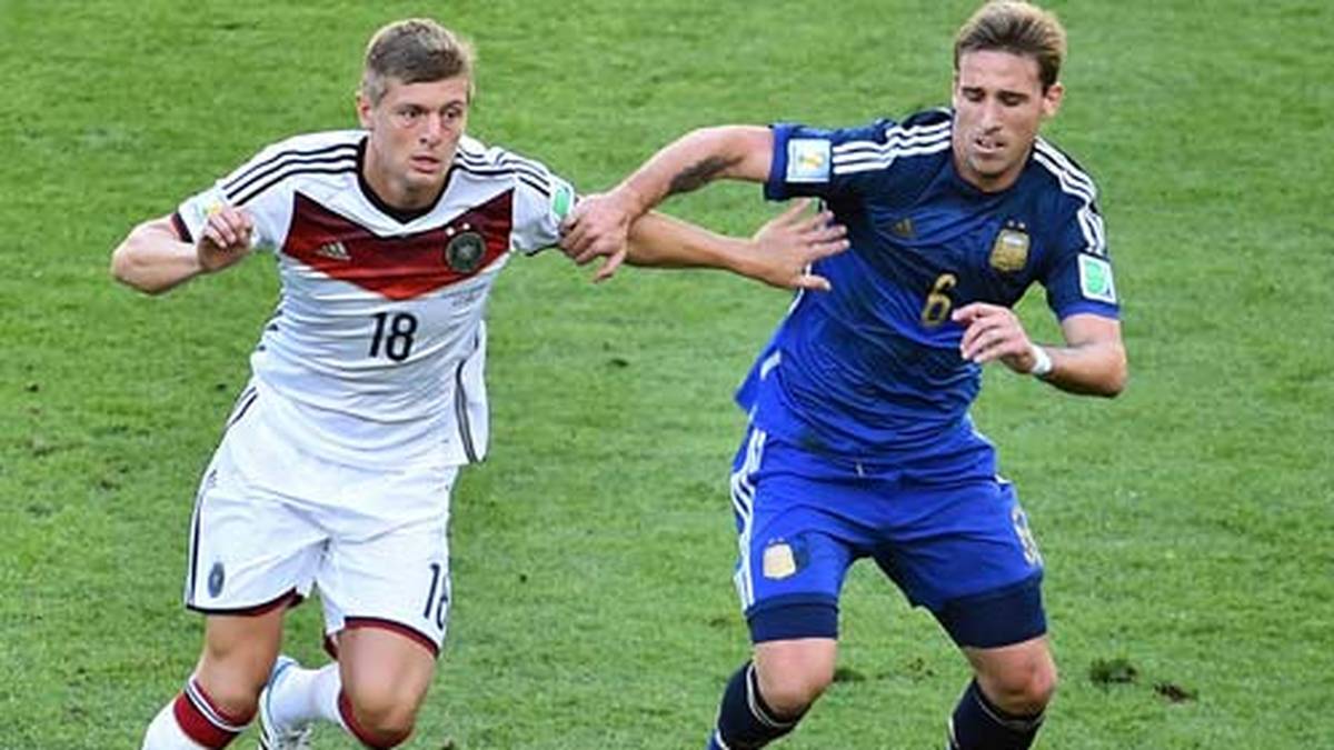 TONI KROOS: Mit einer verunglückten Kopfball-Rückgabe auf Gonzalo Higuain hätte er in der 21. Minute beinahe das 0:1 verschuldet. Rückte nach dem Kramer-Ausfall ins defensive Mittelfeld und vergab in der 82. Minute eine super Gelegenheit. SPORT1-Note: 2
                  
                  
                  