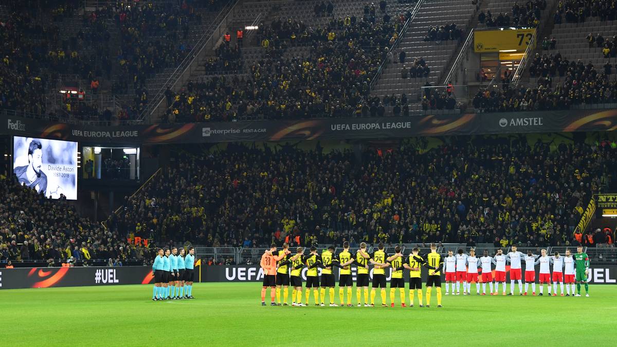 Auch in Dortmund teilt man die Trauer über den plötzlich Tod des italienischen Nationalspielers Davide Astori vom AC Florenz. Vor dem Anstoß gedenken die Spieler ihres Kollegen mit einer Schweigeminute