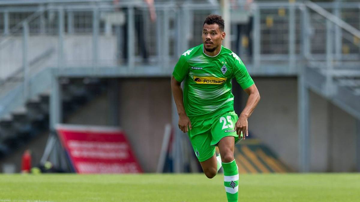 Im Januar 2017 kommt Kolodziejczak nach zwei Europa-League-Titeln mit dem FC Sevilla zur Borussia, 7,5 Millionen Euro zahlt Eberl. Doch der Defensivspieler macht nur ein einziges Bundesligaspiel, heute erinnern sich viele Fans nicht einmal mehr an seinen Namen. Im September 2017 zieht Kolodziejczak nach Mexiko weiter.