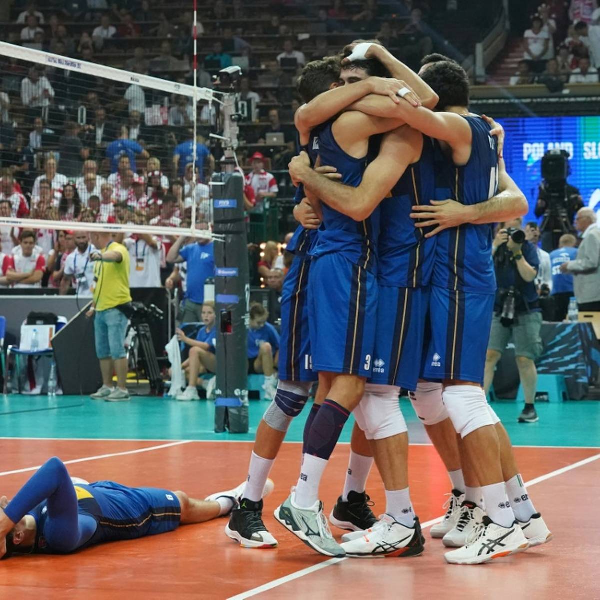Italiens Volleyballer haben sich erstmals seit 24 Jahren die WM-Krone aufgesetzt und Polen den Titel-Hattrick verwehrt.