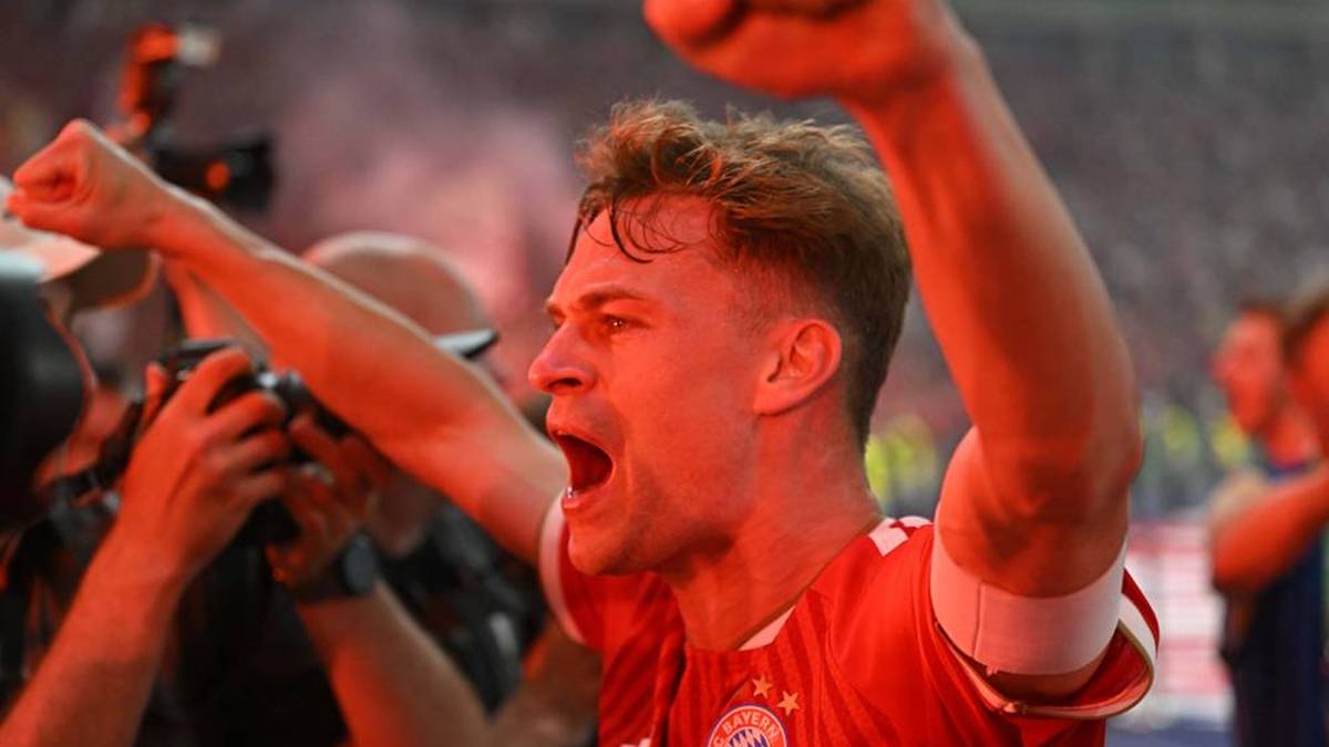 Der Nationalspieler feiert ausgelassen mit den Fans