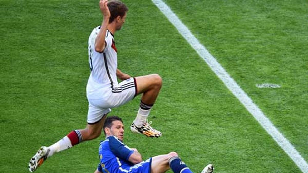 THOMAS MÜLLER: Rackerte und ackerte wie gewohnt, fand aber nur selten ein Durchkommen. Zerrieb sich in den Zweikämpfen mit den argentinischen Raubeinen, SPORT1-Note: 2
                  
                  
                  