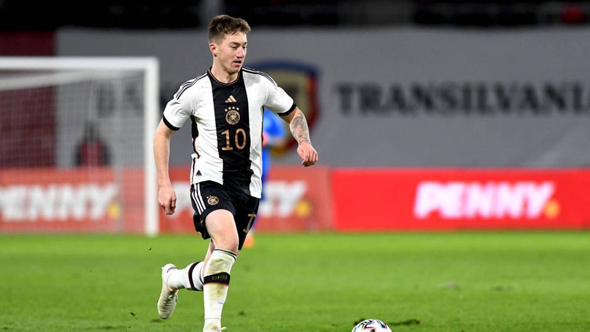 Angelo Stiller (Mittelfeld, 10) ist 22 Jahre alt und derzeit bei der TSG Hoffenheim unter Vertrag. Der frühere Bayern-Youngster lief bisher 14 Mal für die U21 auf und schoss ein Tor