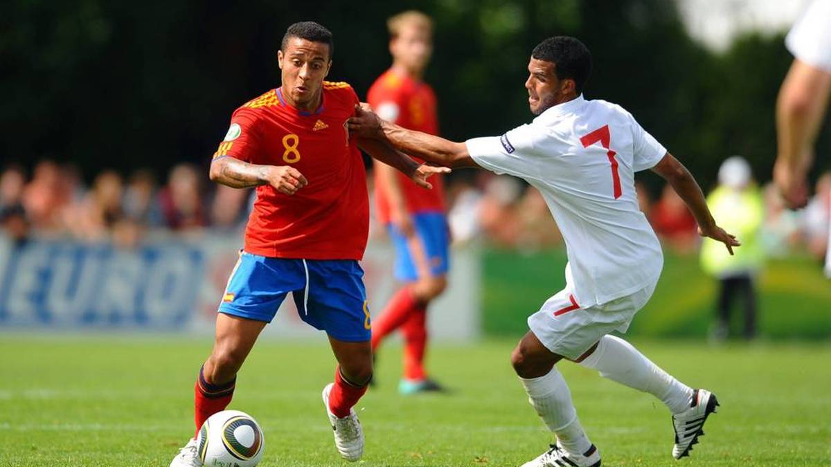 Mit der englischen Junioren-Nationalmannschaft spielte Jacob Mellis (r.) auch gegen spätere Stars wie Spaniens Thiago (l.)