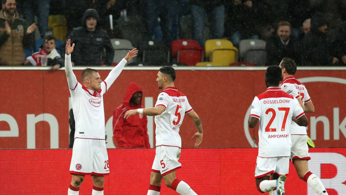 FORTUNA DÜSSELDORF - NOTE 4,5: Nach einem wichtigen Sieg im letzten Spiel der Hinrunde steht Trainer Friedhelm Funkel unmittelbar vor einer Vertragsverlängerung. Bei der Fortuna ist man von dem eingeschlagenen Weg überzeugt - auch wenn man sich in akuter Abstiegsgefahr befindet. 