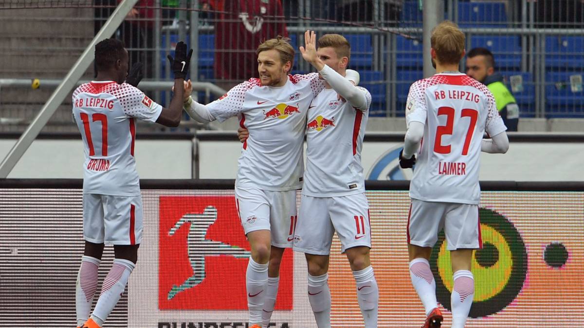 OFFENSIVES MITTELFELD: Eine Schambeinentzündung machte Emil Forsberg (2.v.l.) zu Jahresbeginn lange zu schaffen, Schritt für Schritt kam er in den vergangenen Wochen besser in Form und traf schließlich auch am Wochenende in Hannover erstmals seit Mitte Dezember wieder. In der Europa League ist er allerdings - wie sein Partner auf dem rechten Flügel, Marcel Sabitzer - noch torlos