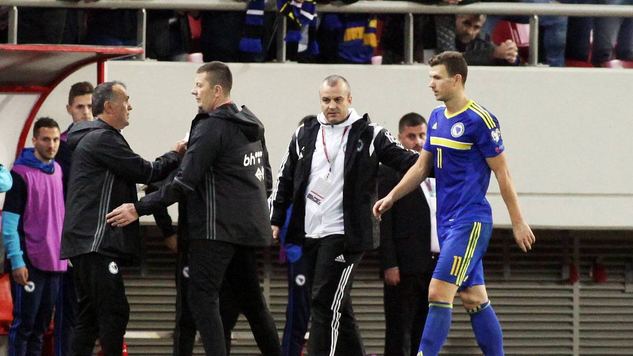 Dzeko zieht Sokratis die Hose aus