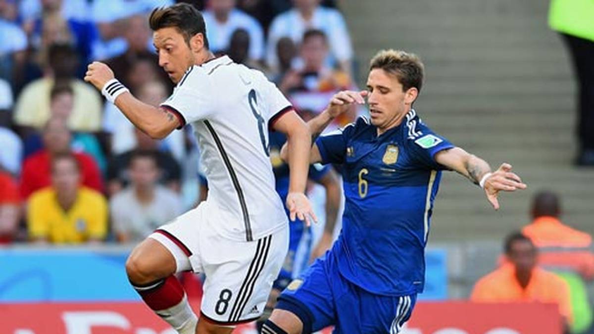 MESUT ÖZIL: Absolviert sein bestes Spiel der WM. Vor allem in der ersten Halbzeit immer wieder an guten Aktionen beteiligt. Gutes Auge für den Nebenmann, aber ohne spielentscheidende Szene,SPORT1-Note: 2
                  
                  
                  