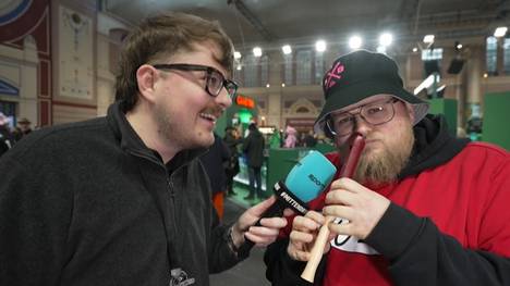 Ein Fan verzaubert SPORT1-Reporter Nico Kaufmann mit einem kuriosen Talent - und schickt dabei auch musikalische Grüße an SPORT1-Experte Max Hopp.