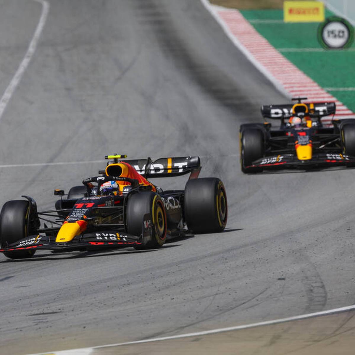 Beim Großen Preis von Spanien scheidet Charles Leclerc in Führung liegend aus. Nutznießer ist Max Verstappen, der die WM-Führung übernimmt. Schumacher und Vettel bleiben erneut ohne Punkte.