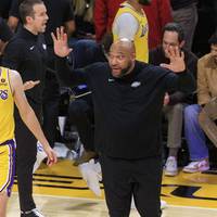 Die Los Angeles Lakers entlassen Medienberichten zufolge nicht nur ihren Headcoach. Das Team um Superstar LeBron James scheiterte mit seiner Mannschaft in der ersten Runde der Playoffs. Nachfolger für Darvin Ham werden schon gehandelt.
