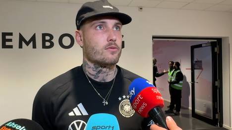 Die deutsche Nationalmannschaft müht sich gegen Luxemburg ab, kann aber einen 2:0 Sieg einfahren. Der verletze Joshua Kimmich war trotz allem mit dabei und gibt motivierende Worte, die Mitspieler David Raum aber nicht komplett preisgibt. 