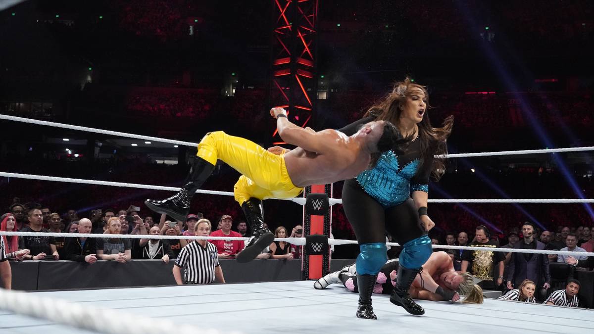 Nanu? Nia Jax ist ein Rumble-Auftritt nicht genug. Sie schlägt die eigentliche Nummer 30 R-Truth von hinten nieder und entert auch die Männer-Konkurrenz