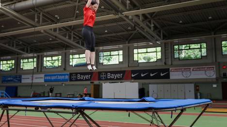 Annalena Baerbock auf dem Trampolin