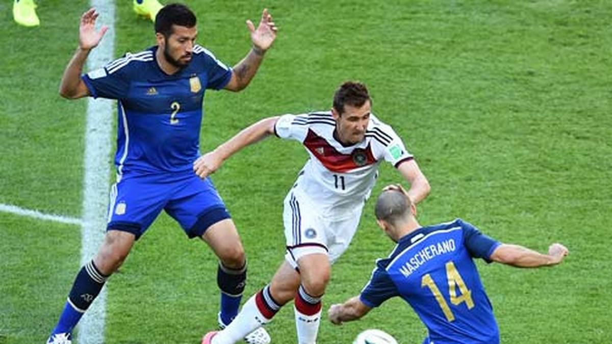 MIROSLAV KLOSE: Mühte sich, konnte sich aber so gut wie gar nicht in Szene setzten. Half dafür hinten immer wieder gut mit aus, auch im eigenen Strafraum. Der WM-Rekordtorjähger trat nach 88. Minute von der großen Bühne ab, SPORT1-Note: 2
                  
                  
                  