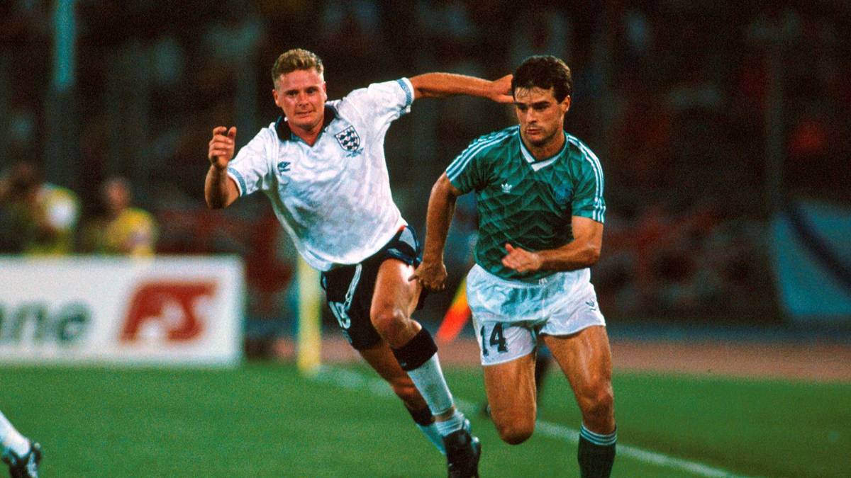 Auch Thomas Berthold (r.) ist unter Bundestrainer Franz Beckenbauer gesetzt. Der Abwehrspieler absolviert ebenfalls alle Spiele, wird lediglich zwei Mal ausgewechselt.