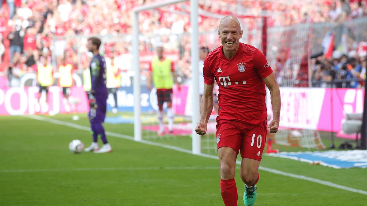 15. MAI: Arjen Robben lobt seinen möglichen Nachfolger im "Sky"-Interview: "Es gibt in Europa ein paar außergewöhnliche Talente, und er ist sicher auch eines davon." Ob Sané "einer für Bayern" sei, müssten jedoch andere entscheiden