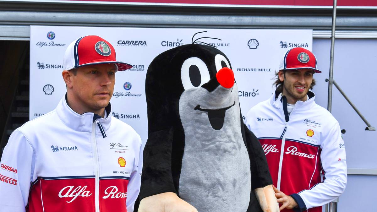 Kein Spruch, aber der Ausdruck von Räikkönen über den neuen Alfa-Romeo-Partner "Little Mole" sagt wohl sowieso mehr als 1000 Worte 