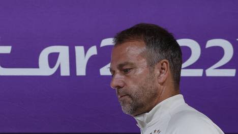 Die Unruhen rund um die WM 2022 in Katar hören nicht auf. Nachdem Hansi Flick ohne Spieler auf der Pressekonferenz vor dem Spiel gegen Spanien erscheint, droht dem DFB-Team eine Geldstrafe.