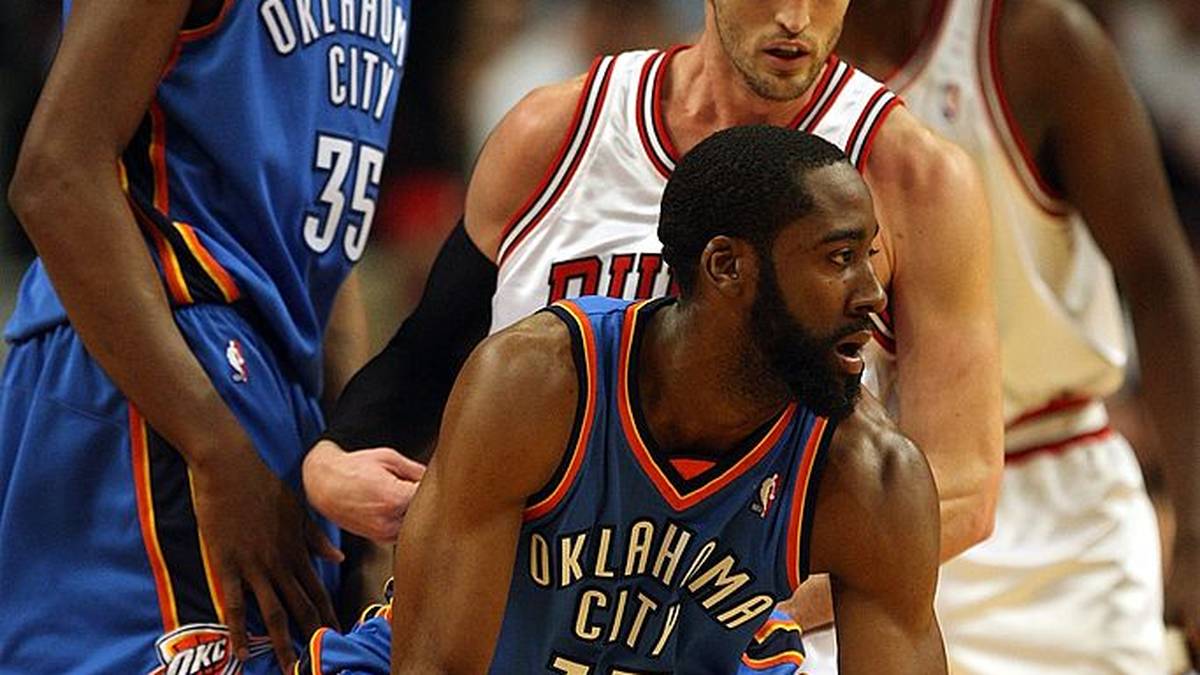 PLATZ 19 - JAMES HARDEN (16,4 PER): Die vollen 82 Spiele lief Harden für die Oklahoma City Thunder auf, allerdings in nur fünf als Starter. Seine Rolle war damals die des Sixth Man hinter Durant und Westbrook, dabei gelangen ihm 12,2 Punkte, 3,1 Rebounds und 2,1 Assists im Schnitt