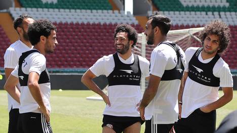 Mo Salah (M.) könnte das erste WM-Spiel der Ägypter verpassen