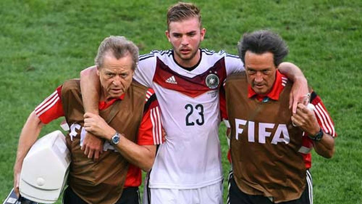 Der Gladbacher wirkt benommen und wird vom Platz geführt. Nach einer Behandlung geht es für ihn weiter - zumindest vorübergehend. Zwölf Minuten später geht er vom Platz: Kramer zieht sich eine Gehirnerschütterung, an die Szenen auf dem Spielfeld hat er kaum noch Erinnerungen. Gegen Argentinien bringt Löw Andre Schürrle für Kramer