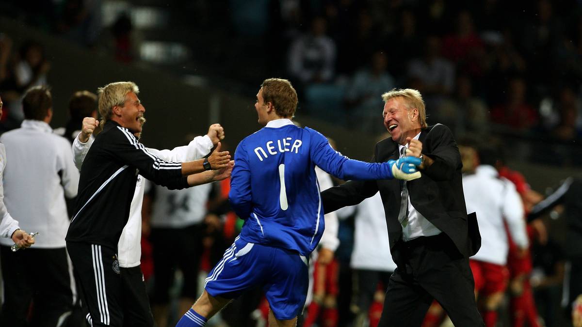 Vater des Erfolgs ist der mittlerweile 68 Jahre alte Horst Hrubesch (r.). Anschließend kümmert sich der frühere Stürmer um Deutschlands U18, um bis 2013 noch einmal drei Jahre die U21 zu übernehmen. Er beendet 2016 mit Olympia-Silber in Rio eigentlich seine Trainerkarriere, interimsweise kehrt er 2018 bei den DFB-Frauen auf die Trainerbank zurück
