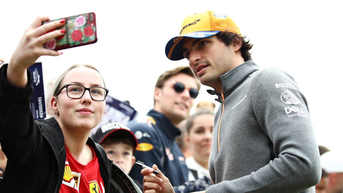 Carlos Sainz macht auf dem Weg zur Strecke Halt bei seinen Fans