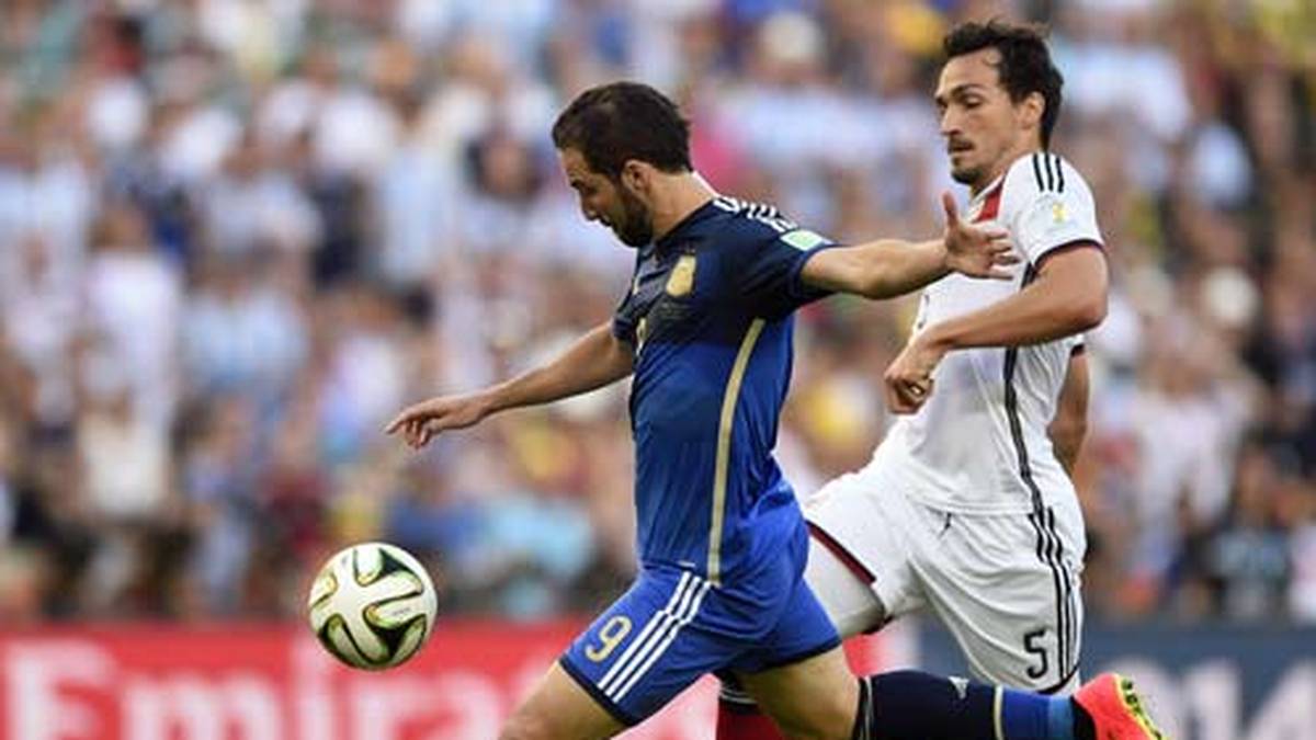 Währenddessen geht es auf dem Platz weiter munter hin und her. Gonzalo Higuain hat die Riesenchance für Argentinien, nutzt sie aber nicht
                  