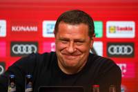 Sportvorstand Max Eberl sorgt im Trainingslager des FC Bayern am Tegernsee für einen Lacher. Denn wie der 50-Jährige klarstellt, ist - obwohl das Finale der Champions League 2025 in München stattfindet - eine Wiederholung des „Finale dahoam“ von 2012 nicht möglich. 