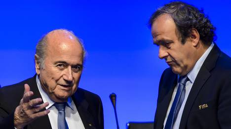 Joseph S. Blatter (l.) und Michel Platini wurden vorerst für 90 Tage gesperrt