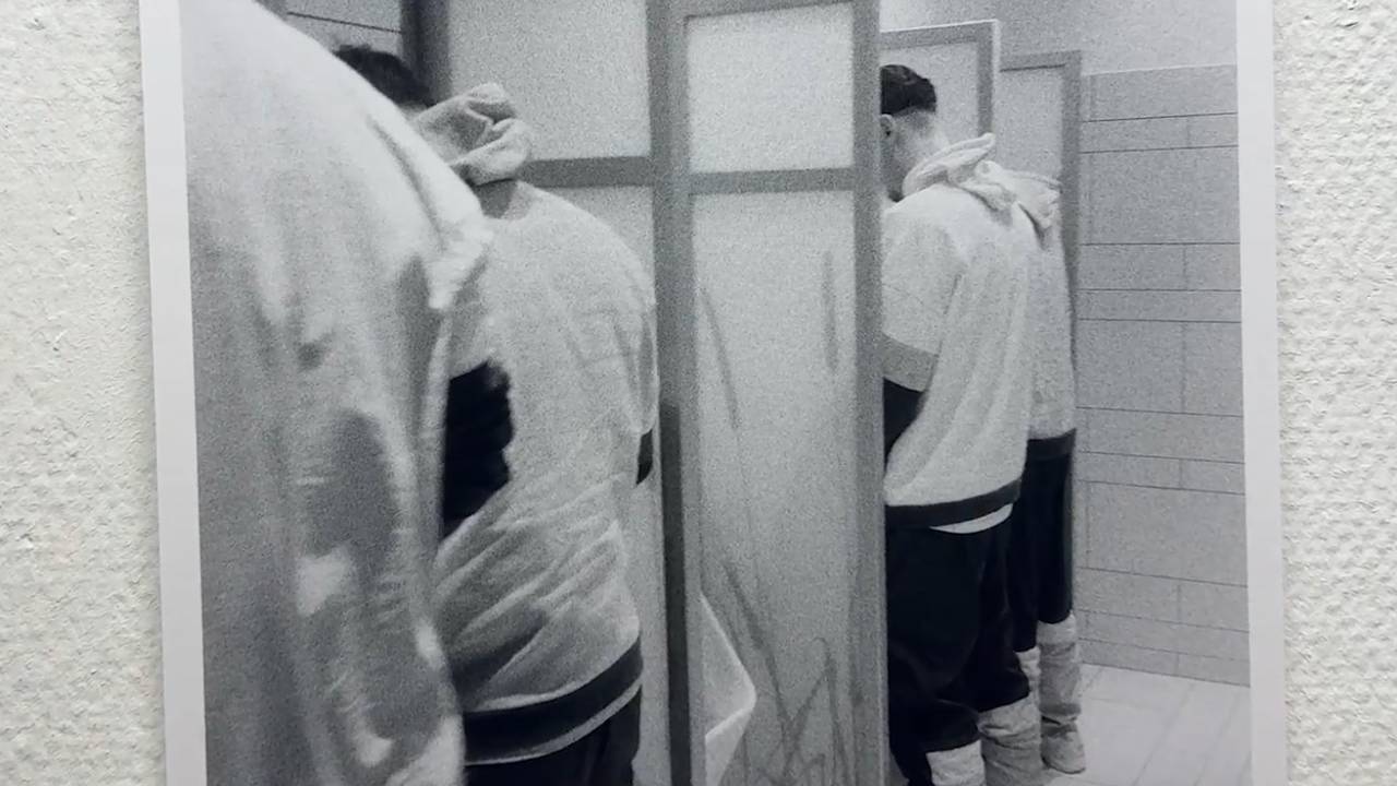 Bundesliga-Profi fotografiert Mitspieler beim Pinkeln