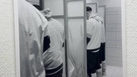 Han-Noah Massengo eröffnet mit einer Vernissage seine eigene Fotogalerie. Der Profi des FC Augsburg ist ein bekennender Hobbyfotograf - und gewährt exklusive Einblicke in das Leben eines Bundesligaspielers. 