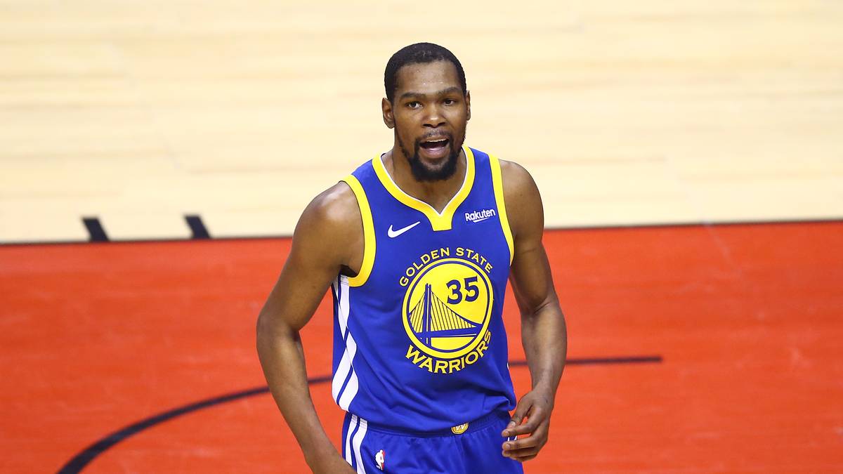 KEVIN DURANT 35: Das aktuellste Beispiel für einen Nummernwechsel ist Kevin Durant. Jahrelang ging der Small Forward mit der 35 auf Korbjagd und wurde mit der Nummer zwei Mal NBA-Champion und Finals-MVP