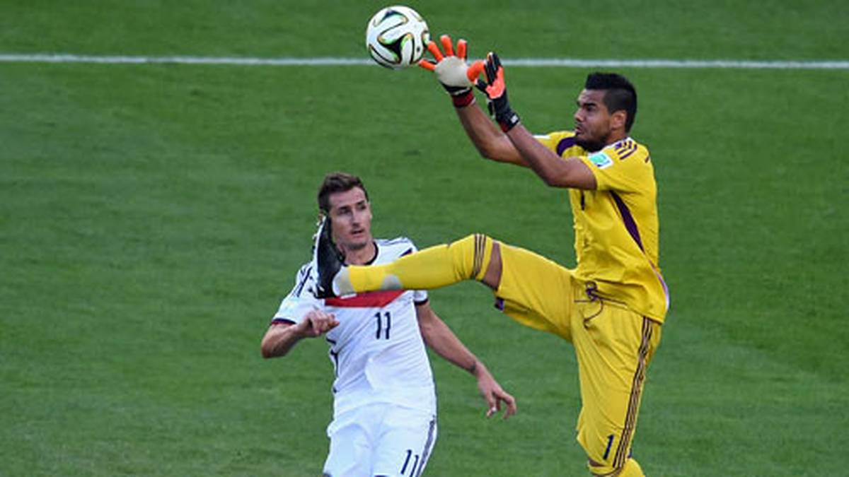 Auf der anderen Seite der lange Ball für Klose. Aber Sergio Romero fliegt herbei und schnappt sich die Kugel
                  