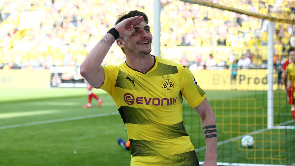 ...hätte der 24 Jahre alte Stürmer noch häufiger gejubelt. Für die BVB-Verantwortlichen ist es keine Frage, dass Philipp auch nach dem kommenden Umbruch eine wichtige Rolle im Angriff spielen wird